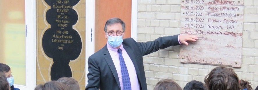 Photo du directeur et des élèves